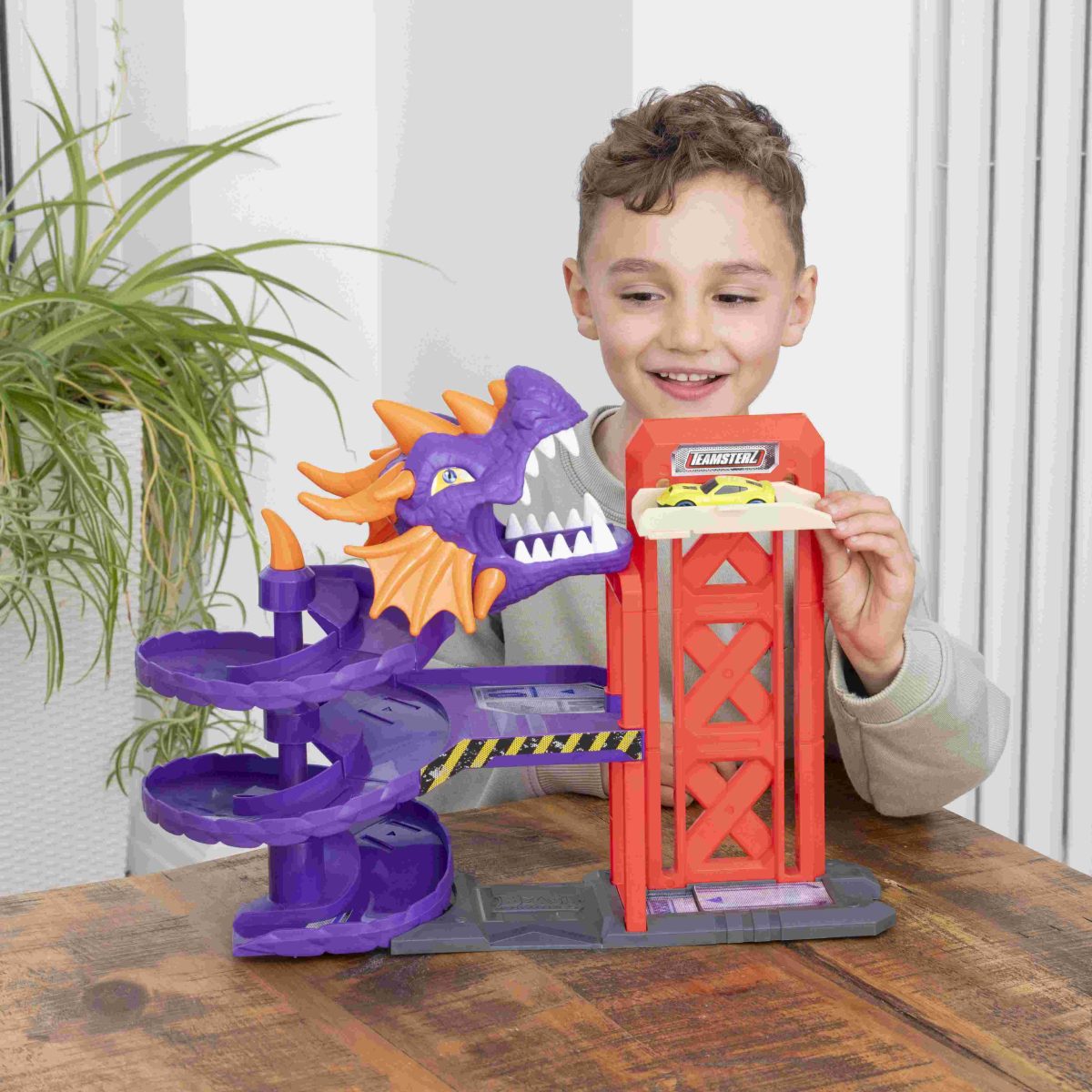 מסלול מכוניות דרקון עם מכונית