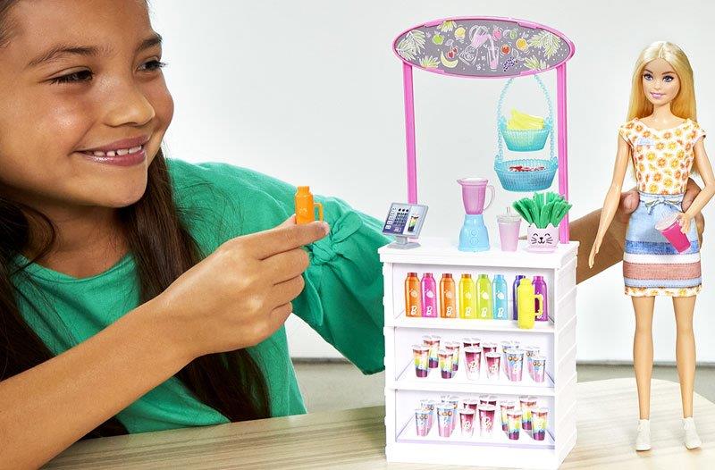 Barbie طقم كشك عصائر مع دمية