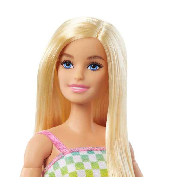 בובת ברבי פאשניסטה לובשת שמלת קשת בענן עם כיסא גלגלים ורמפה