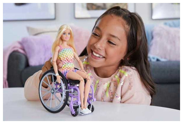 בובת ברבי פאשניסטה לובשת שמלת קשת בענן עם כיסא גלגלים ורמפה