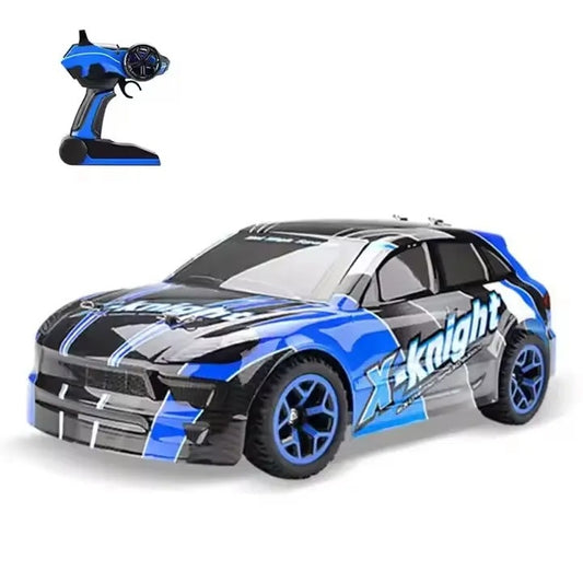 מכונית מירוץ כחולה על שלט 1:18