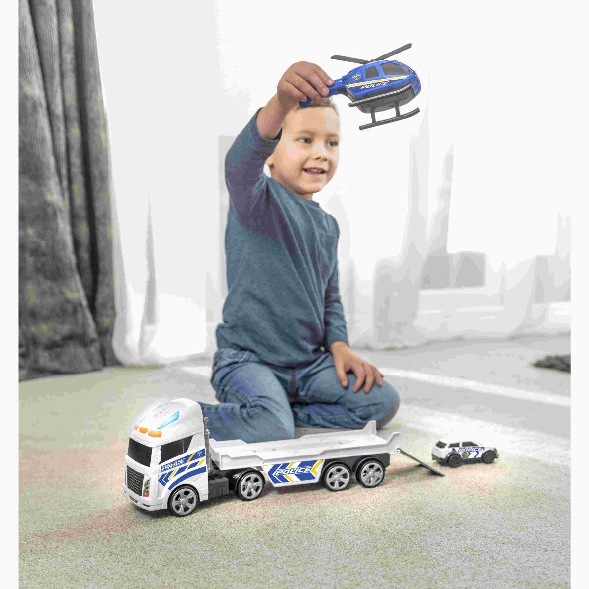 גרר משטרתי עם מכונית ומסוק